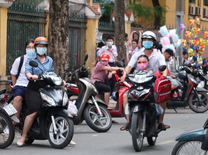 Children helmet law violation common in HCM City - 2