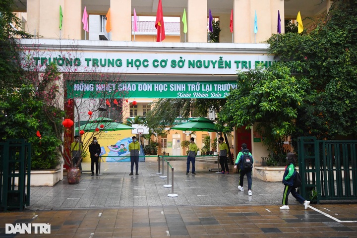 Hanoi students return to school after online study exile - 1 Hanoi students return to school after online study exile - 1