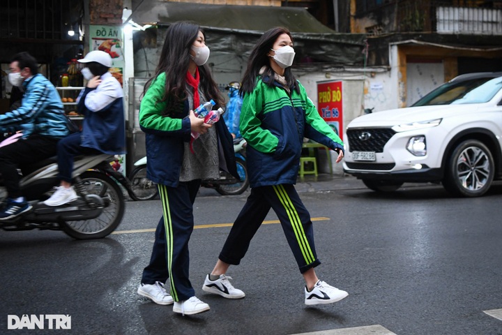 Hanoi students return to school after online study exile - 2 Hanoi students return to school after online study exile - 2