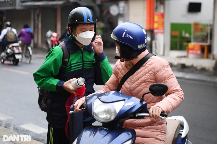 Hanoi students return to school after online study exile - 3 Hanoi students return to school after online study exile - 3