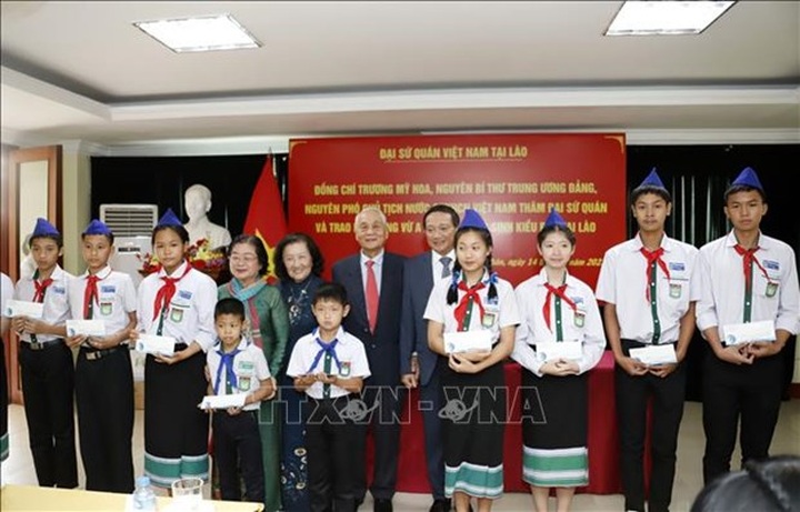 Scholarships given to disadvantaged oversea-Vietnamese students in Laos - 1 Scholarships given to disadvantaged oversea-Vietnamese students in Laos - 1