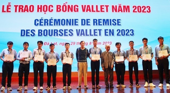 Foreign-sponsored scholarships worth over 2.5 billion VND granted to students - 1