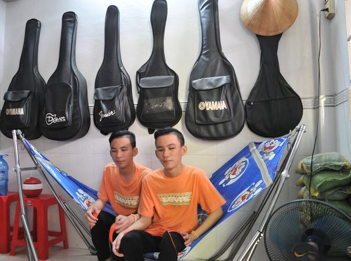 Blind twins show talent despite difficulties - 1 Blind twins show talent despite difficulties - 1