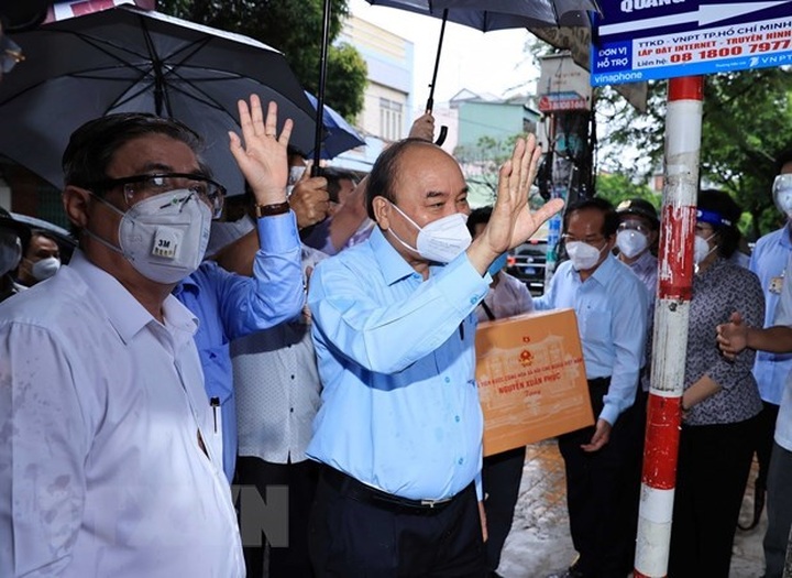 State President visits pandemic-stricken HCM City - 1