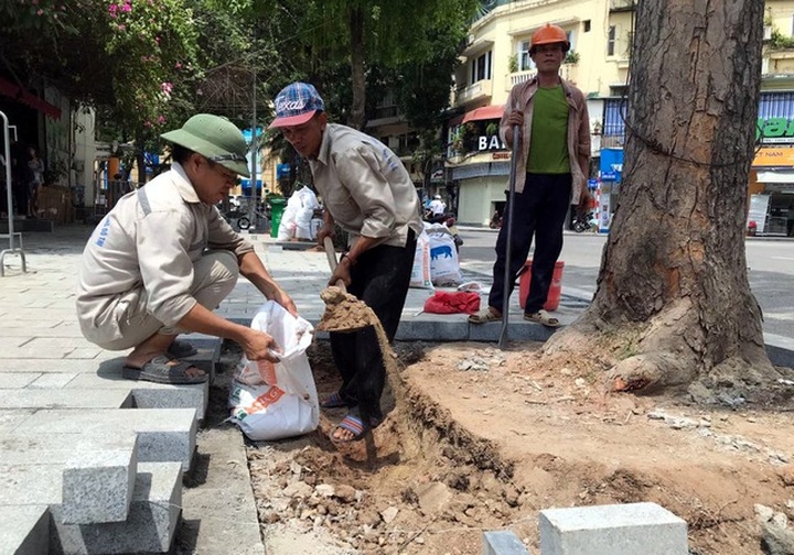 Hoan Kiem Lake path upgrade nears completion - 2 Hoan Kiem Lake path upgrade nears completion - 2