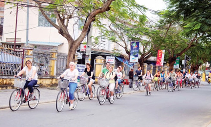 Bicycle sharing scheme hits the road in Hoi An - 1