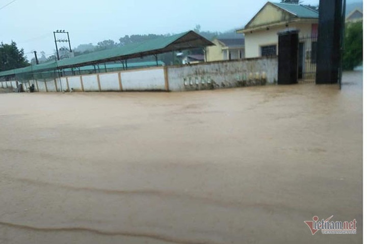 Flooding forces Ha Tinh schools to close - 1