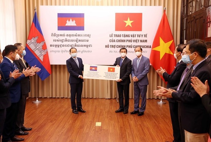 Vietnam offers medical supplies to Cambodia amid COVID-19 - 1