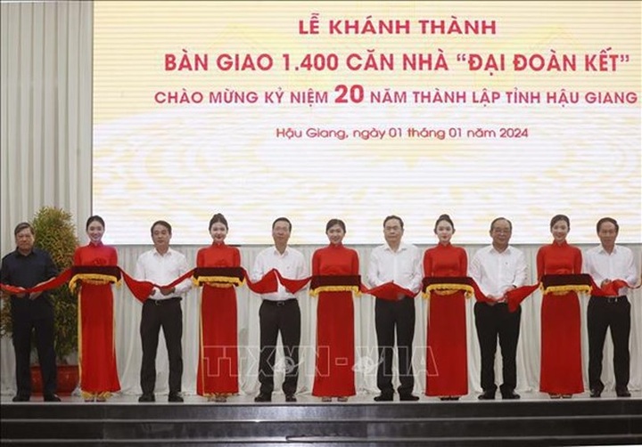 President witnesses hand-over of 1,400 houses in Hau Giang - 1 President witnesses hand-over of 1,400 houses in Hau Giang - 1