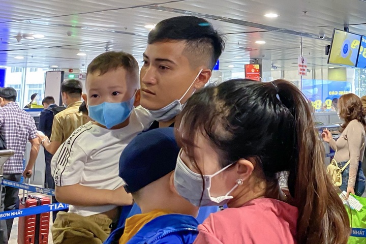 Tan Son Nhat airport jammed ahead of Tet - 3