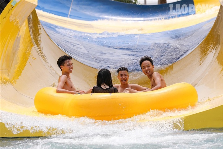 Hanoians seek heat relief at newly-opened water park - 2 Hanoians seek heat relief at newly-opened water park - 2