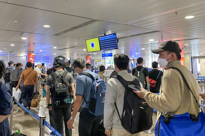 Tan Son Nhat airport jammed ahead of Tet - 7