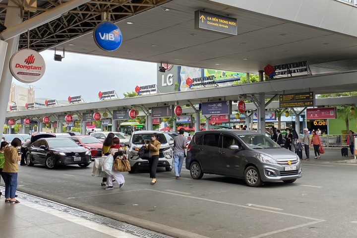 Tan Son Nhat airport jammed ahead of Tet - 1