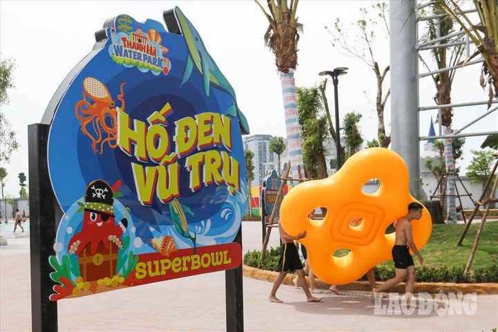 Hanoians seek heat relief at newly-opened water park - 10 Hanoians seek heat relief at newly-opened water park - 10