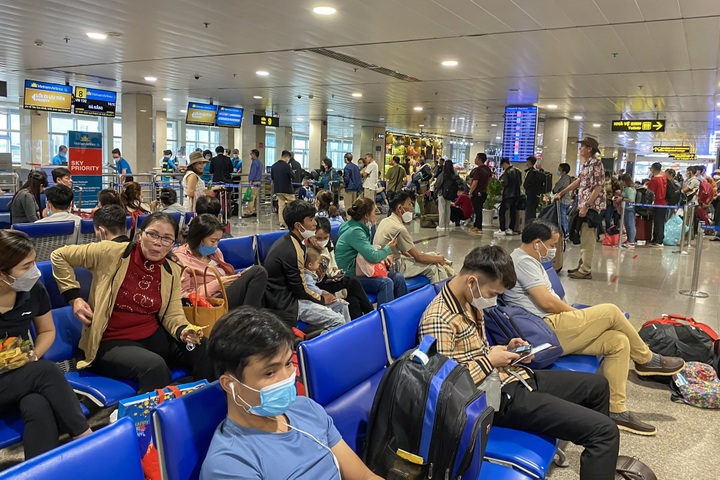 Tan Son Nhat airport jammed ahead of Tet - 4