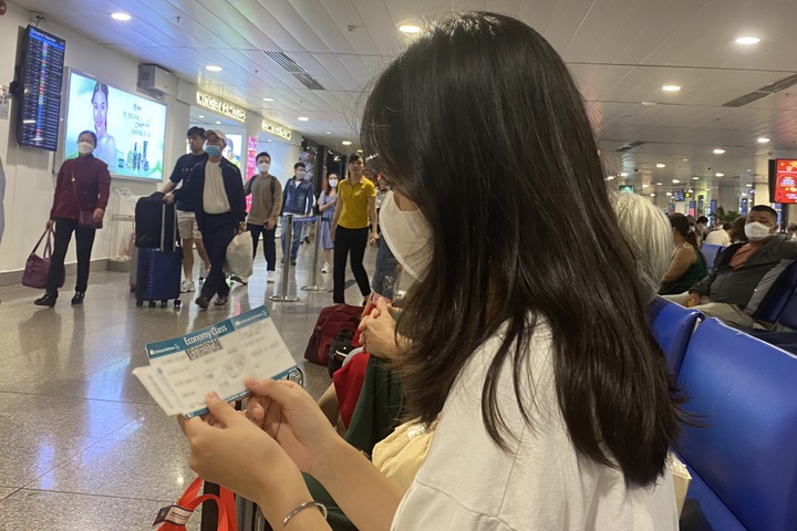 Tan Son Nhat airport jammed ahead of Tet - 5