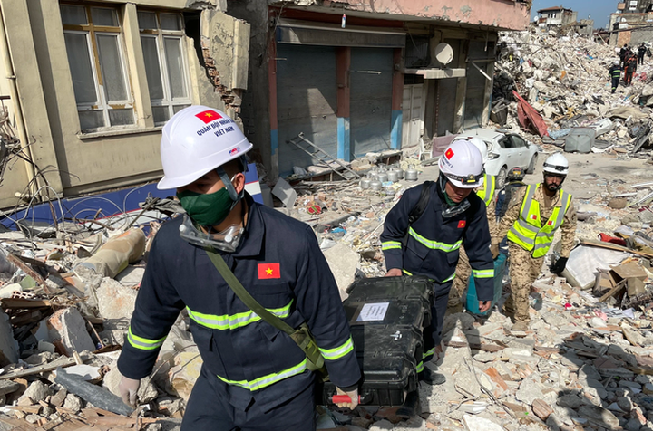 Vietnamese rescuers locate Turkish earthquake victims - 1