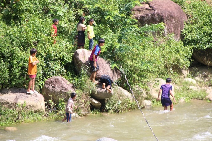 Nghe An villagers call for help to build a bridge - 2