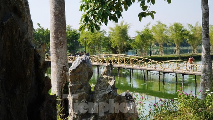 Free entry to famous Hue lake - 2