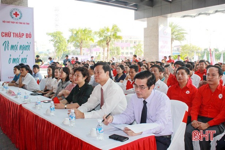 Humanitarian month launched in central Ha Tinh province - 1