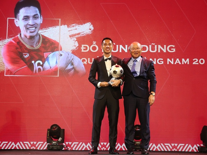 Hanoi FC midfielder Do Hung Dung claims 2019 Vietnam Golden Ball award - 1