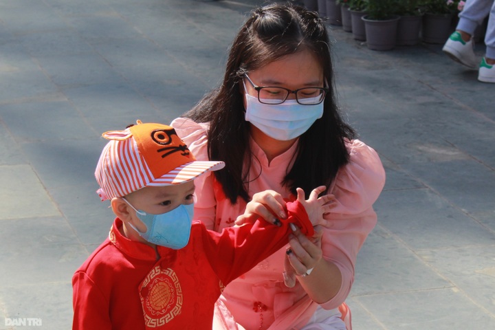 HCM City people flock to pagodas on Tet - 7