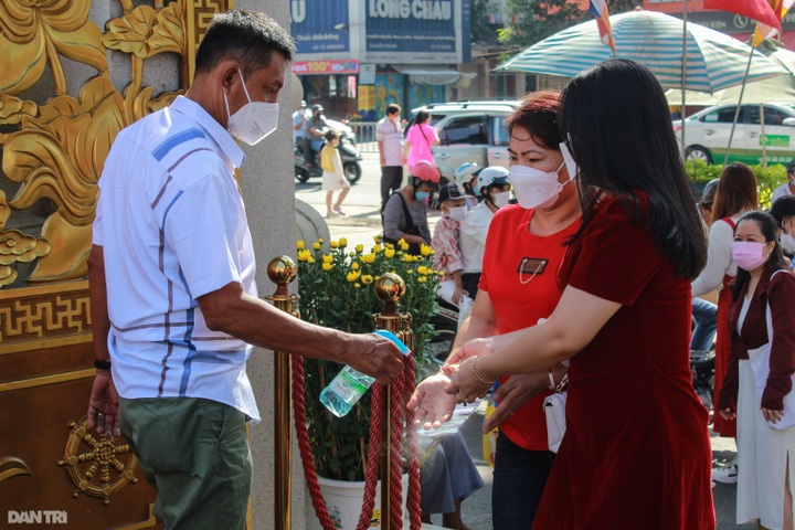 HCM City people flock to pagodas on Tet - 10