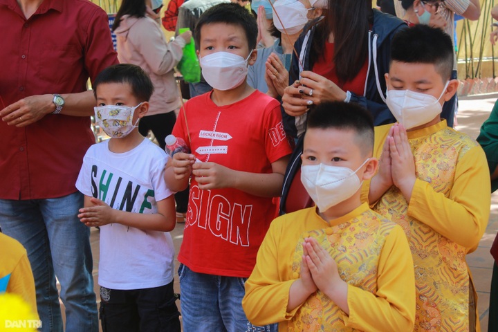 HCM City people flock to pagodas on Tet - 8