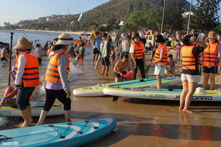 Crowded Vung Tau Beach on Lunar New Year Holiday - 7