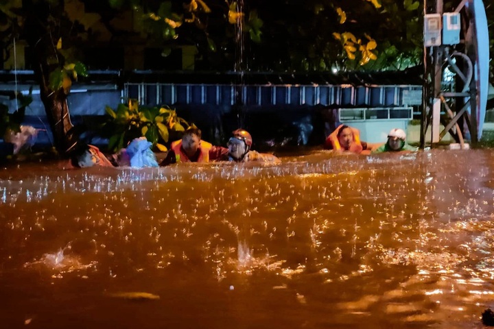Danang flooding leaves hundreds of cars stalled - 9 Danang flooding leaves hundreds of cars stalled - 9