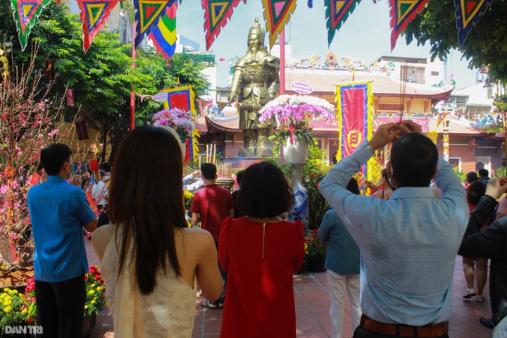 HCM City people flock to pagodas on Tet - 9