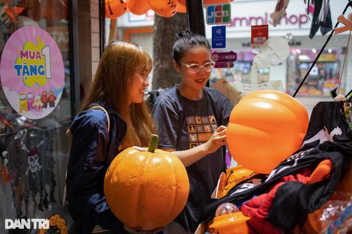 HCM City streets see horrific scenes as Halloween nears - 8 HCM City streets see horrific scenes as Halloween nears - 8