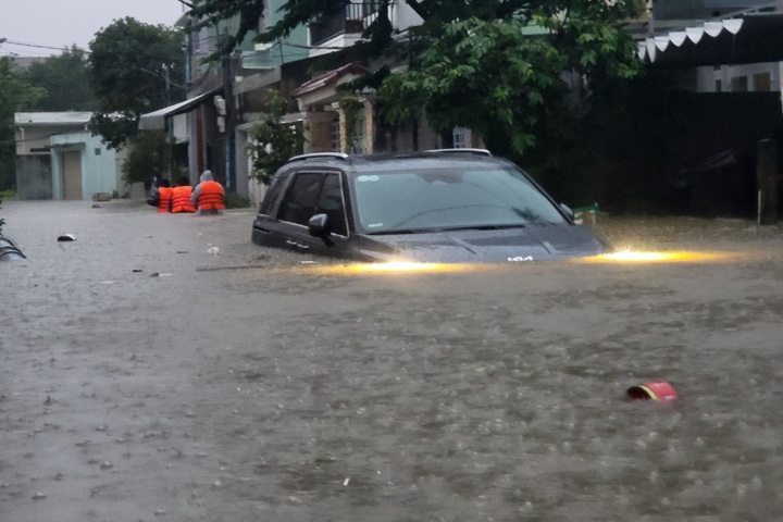 Danang flooding leaves hundreds of cars stalled - 11 Danang flooding leaves hundreds of cars stalled - 11