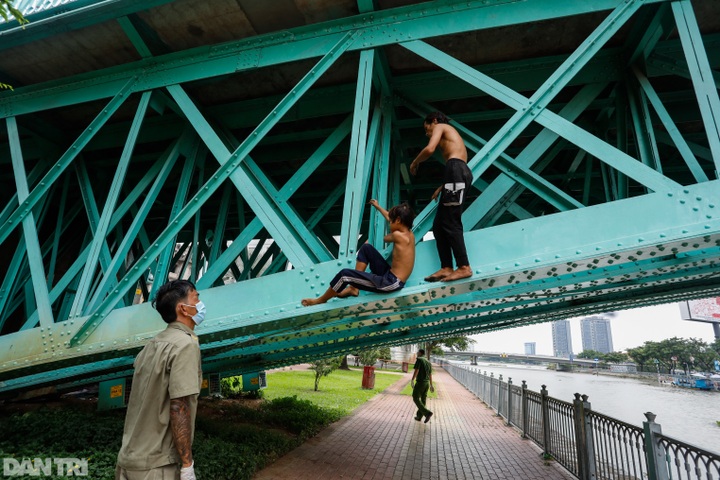 HCM City gathers homeless people for Covid-19 tests - 3 HCM City gathers homeless people for Covid-19 tests - 3