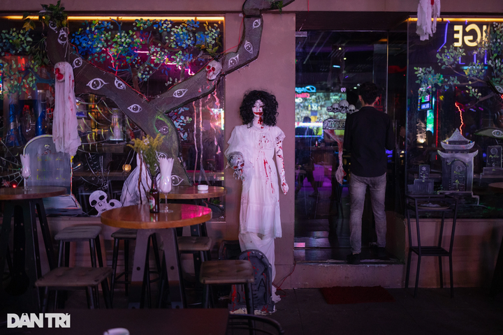 HCM City streets see horrific scenes as Halloween nears - 4 HCM City streets see horrific scenes as Halloween nears - 4