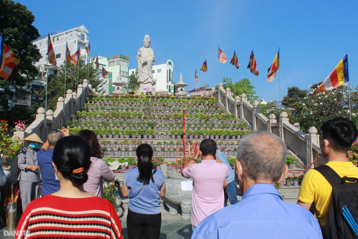 HCM City people flock to pagodas on Tet - 1