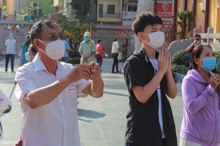 HCM City people flock to pagodas on Tet - 3