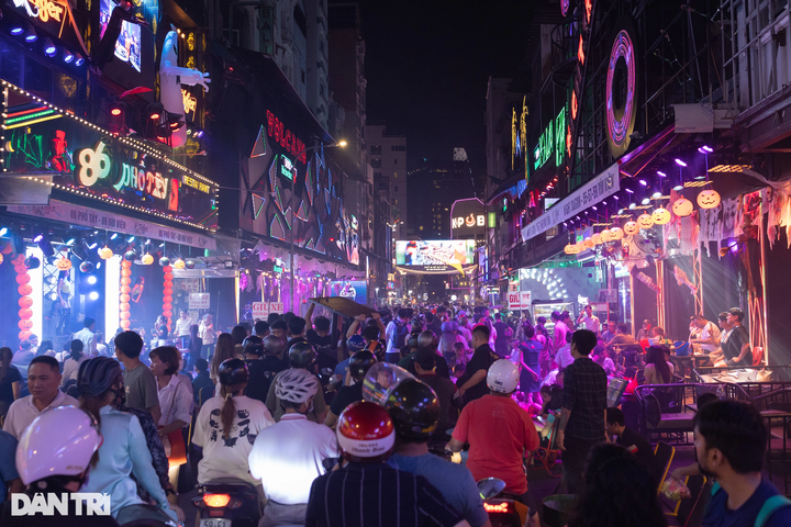 HCM City streets see horrific scenes as Halloween nears - 11 HCM City streets see horrific scenes as Halloween nears - 11