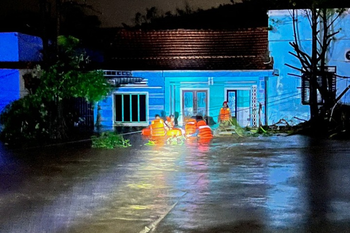 Danang flooding leaves hundreds of cars stalled - 7 Danang flooding leaves hundreds of cars stalled - 7