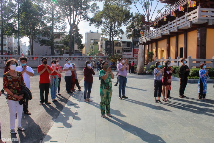 HCM City people flock to pagodas on Tet - 2