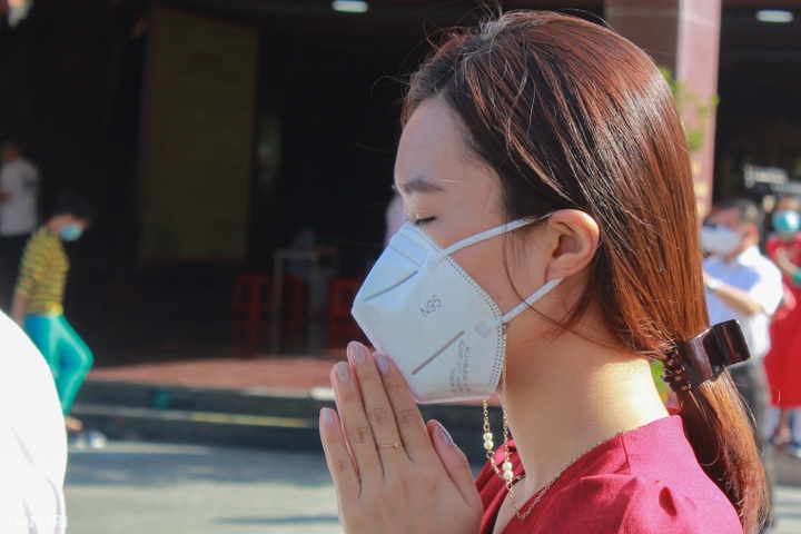 HCM City people flock to pagodas on Tet - 6