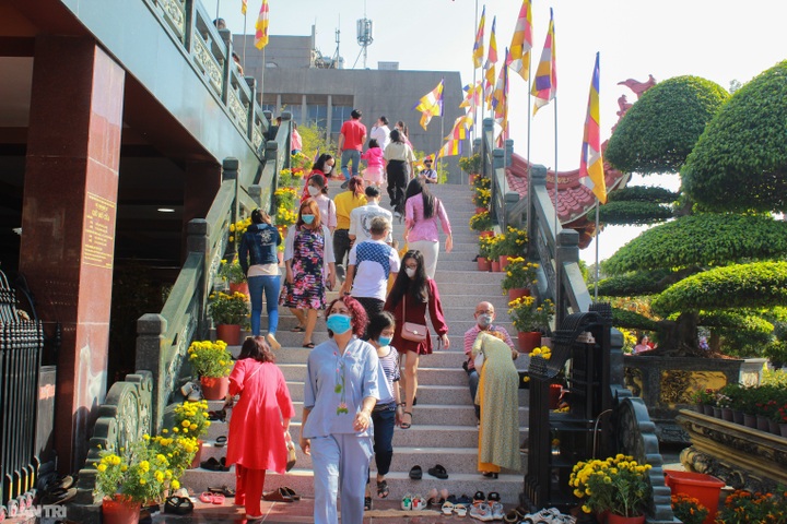 HCM City people flock to pagodas on Tet - 4