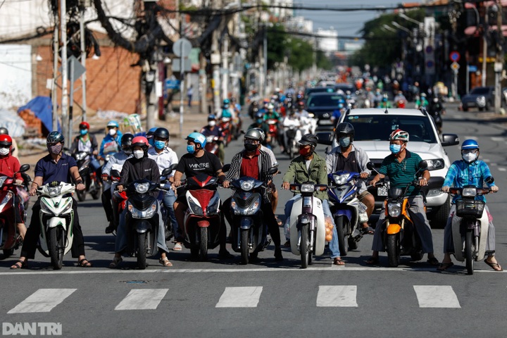 HCM City urges people to stay home as roads crowded - 1 HCM City urges people to stay home as roads crowded - 1