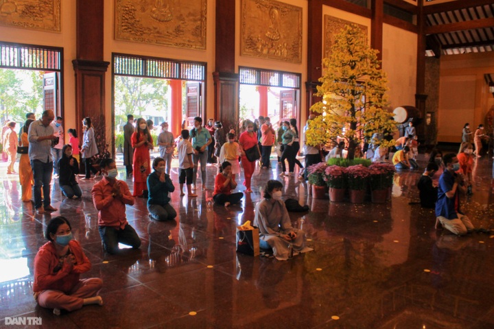 HCM City people flock to pagodas on Tet - 5
