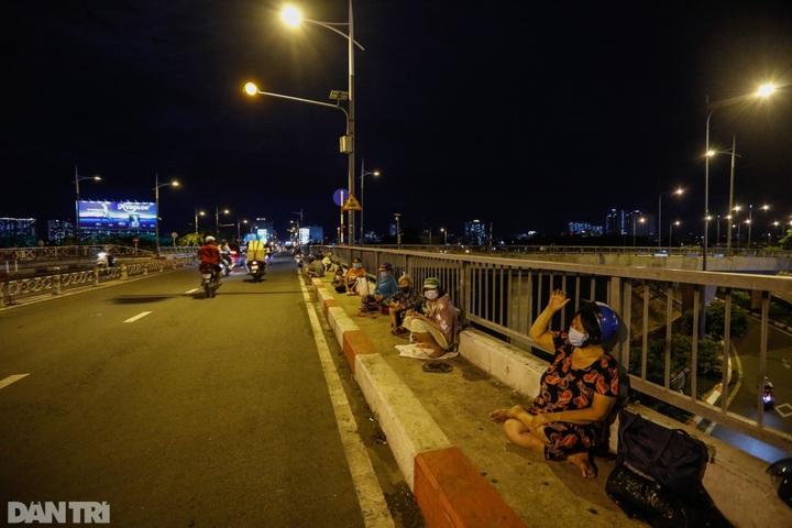 Homeless people struggle during HCM City social distancing - 9 Homeless people struggle during HCM City social distancing - 9