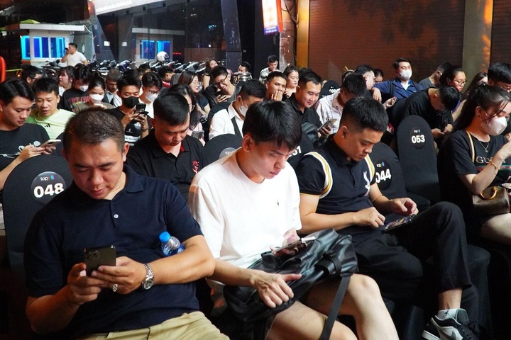 Vietnamese queue overnight for latest iPhones - 1