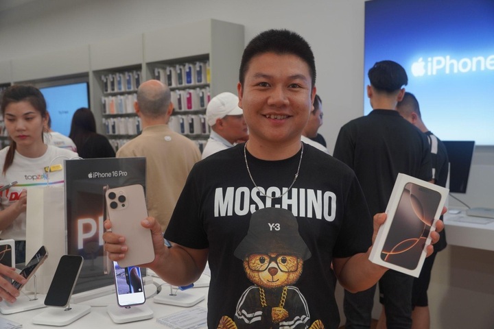 Vietnamese queue overnight for latest iPhones - 2