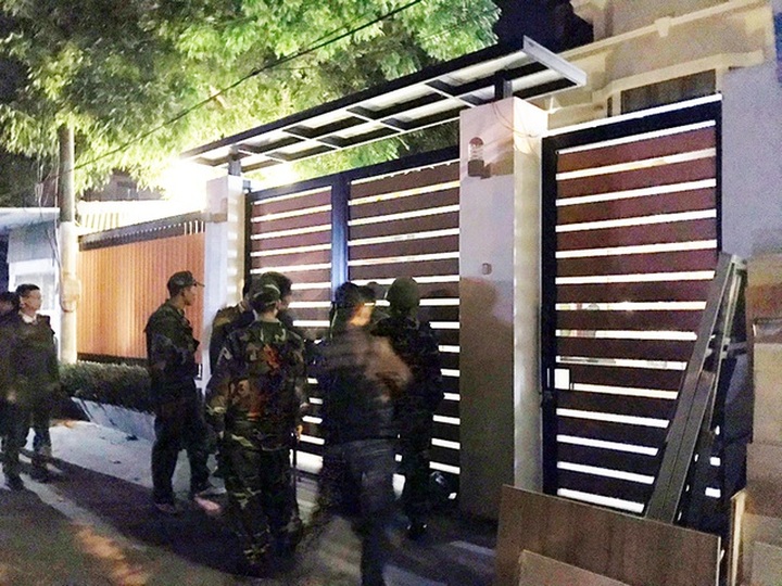 Man holds multiple hostages after killing estranged second wife - 1