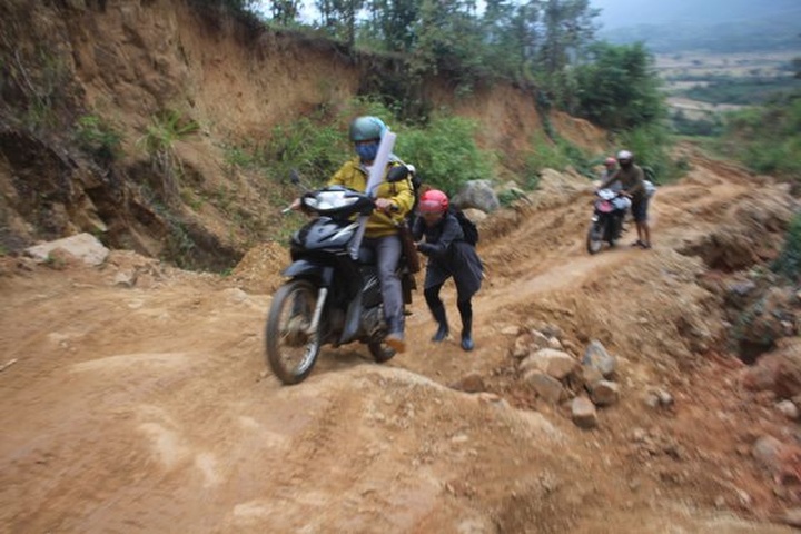 Teachers in mountainous area overcome challenges - 1