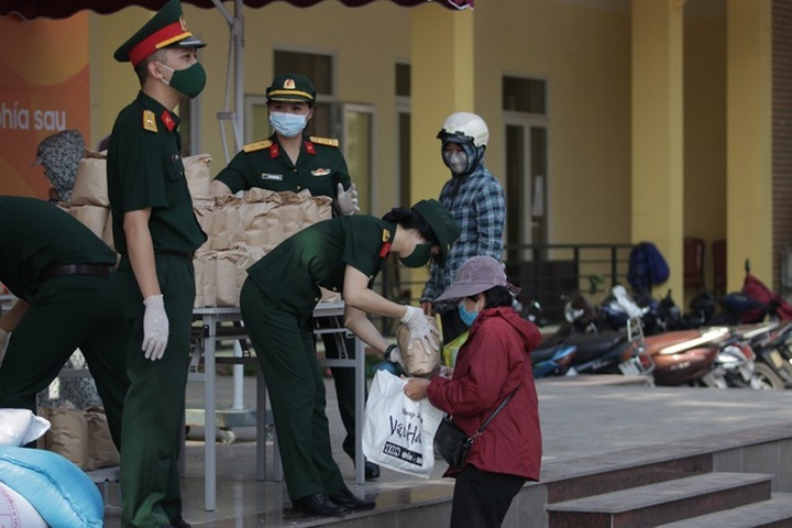 Thousands queue for free rice in Hanoi - 9